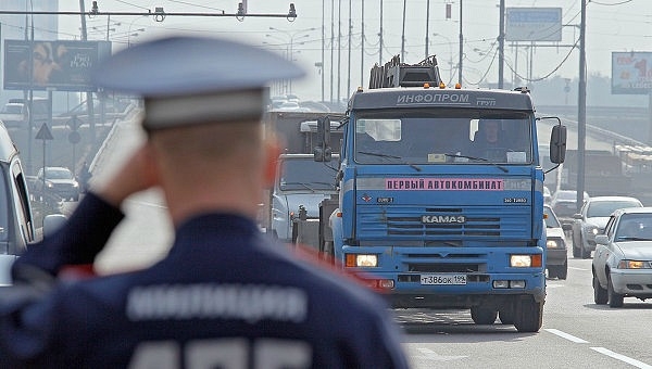 В Александрове сотрудник ДПС отбился от трех напавших него молодых людей