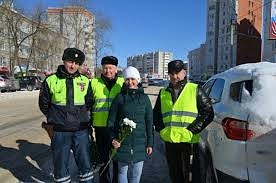Во Владимирской области сотрудники ГИБДД и дружинники поздравили автолюбительниц с Международным женским днем