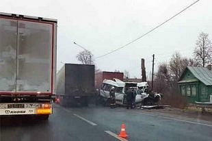 Под Владимиром микроавтобус столкнулся с грузовиками