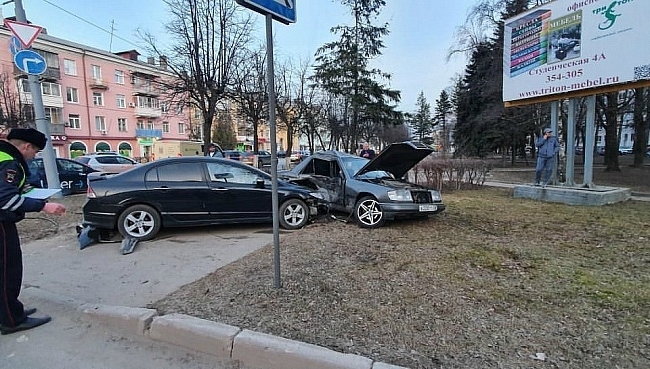 Во Владимире две иномарки вылетели на тротуар: пострадала девушка
